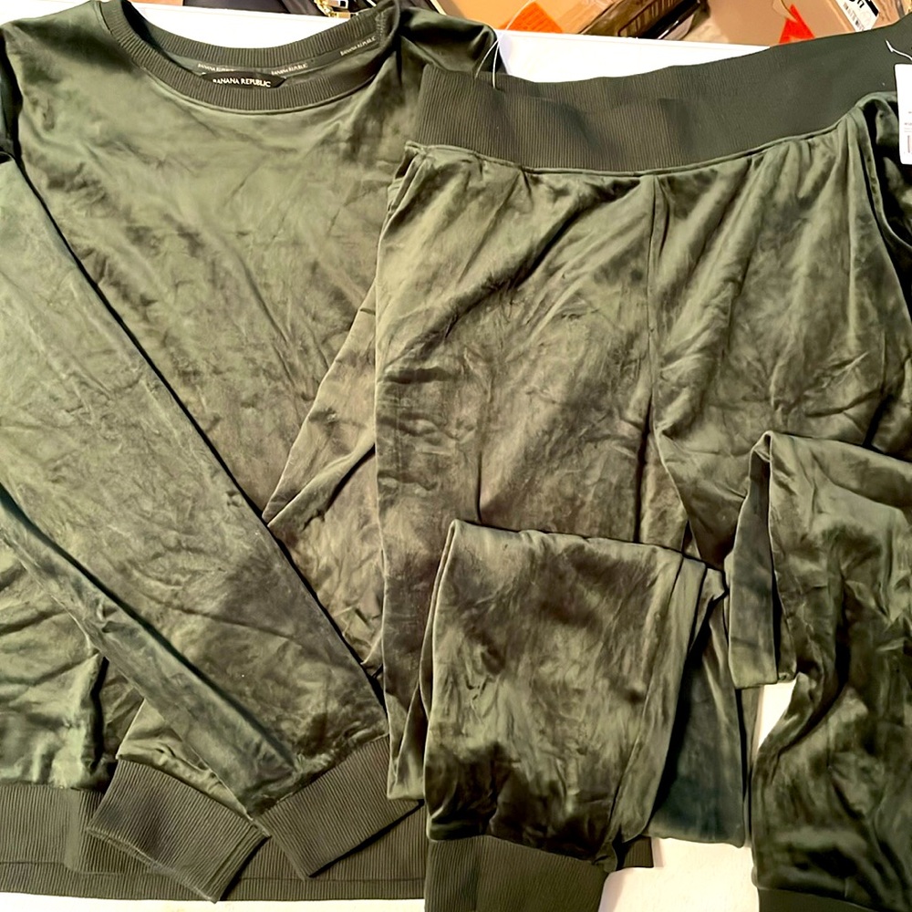 Banana Republic dark green velvet swear set. Never been worn!